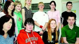 Sista träffen innan discot. Eleverna på Nyhem och Grosvad kollar in affischen som ska sättas upp på skolorna. Bakre raden från vänster: Linn Blom, Jennifer Moberg, Ida Gårlin, Björn Gedda, Jennifer Svensson och Dennis Horvath. Främre raden från vänster: Fia Dahlqvist, Fredrik Andersson, My Rydberg och Olle Lilja. Foto: Malin Perk