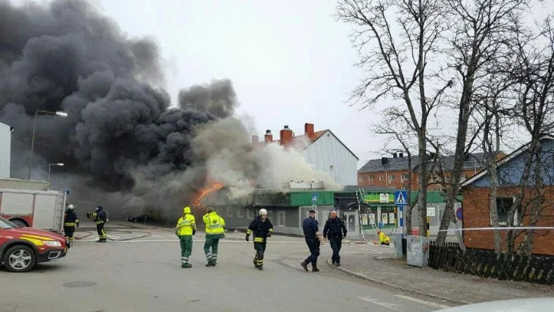 Kraftig rök. Räddnignstjänsten har än inte branden under full kontroll. Rökutvecklingen över Kiruna centrum är kraftig.