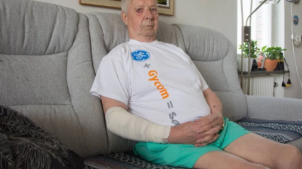 Trött och mörbultad. Det blev några få timmar sömn under natten, armen värkte, berättar Kjell Johansson som blev påkörd när en biltjuv stal bilen mitt framför ögonen på honom.