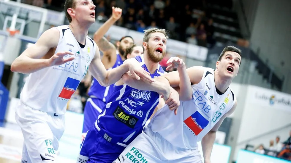 Förlängning. BC Luleås Tim Kearney i kamp med två spelare från Nässjö under den gångna säsongen. Nu stannar han i klubben en säsong till.