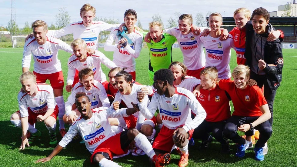 Laget. Norrbottens P17-lag förlorade finalen i Postnord Cup mot Skåne. Laget består av:Jonatan Vikström, Andreas Keisu och Islam Burman, IFK Luleå, Antone Norén, Piteå IF, Tobias Stridsman, IK Sirius, Andreas Hedman, IFK Kalix. Knästående: Hamse Wahab, Haparanda FF, Samuel Flodin och Axel Uddström, Piteå IF, Wille Sörensen, Kiruna FF, Ethany Mahoto, IFK Luleå. Avbytare var: Liam Alldén, Ohtana/Aapua, Johannes Lidström och Gustav Nordh, Piteå IF, Kim Pavlovskis, och Sebastian Wigerbäck, IFK Luleå samt Erik Höglin, IFK Kalix.