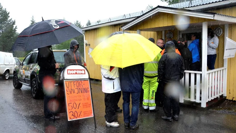 Tålmodiga. Kunderna uthärdade tålmodigt regnet för en chans att komma in i butiken så fort den öppnade.