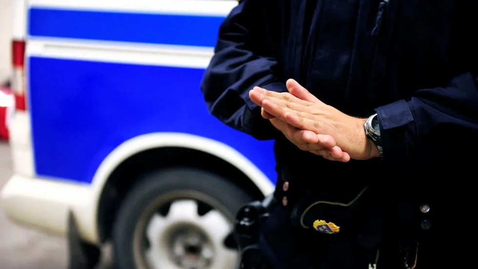 Kom inte. Flickor besköts och misshandlades men polisen ryckte inte ut.