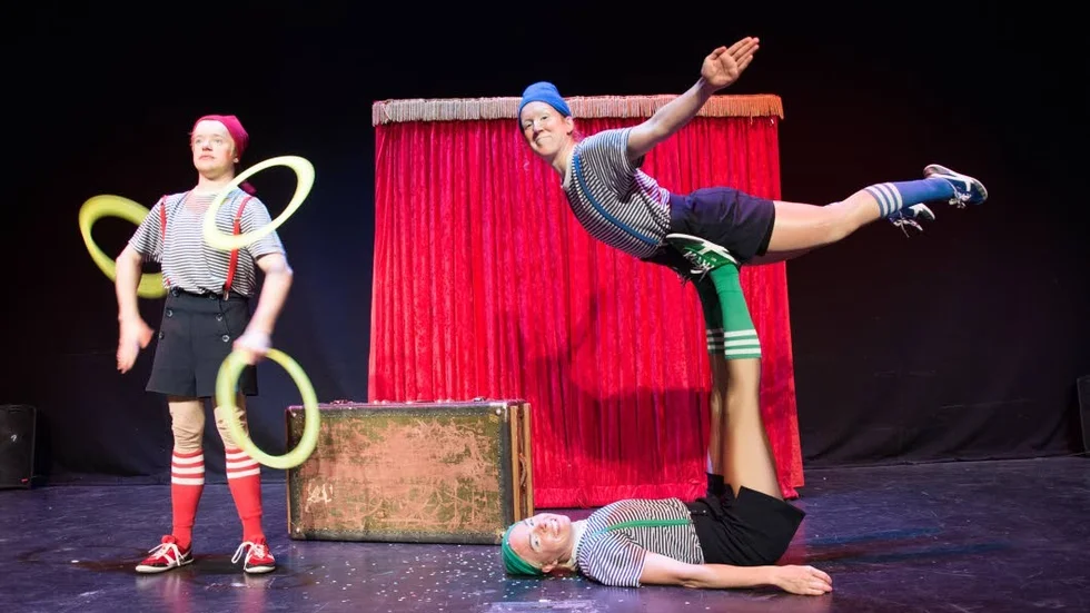 Professionell scenkonst. Clown och cirkusgruppen Trupp Trunk har spelat sin föreställning med samma namn för tre- till femåringar i Bodens kommun i ett nytt pilotprojekt från Statens kulturråd.