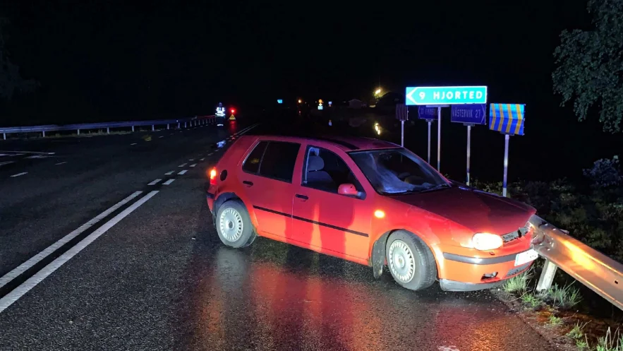 Mannen krockade med vägräcket när han körde ut på riksväg 40, från Hjortedsvägen nära Ankarsrum. Han uppger i förhör att han var ute och övningskörde i Ankarsrumstrakten, den aktuella kvällen i maj.