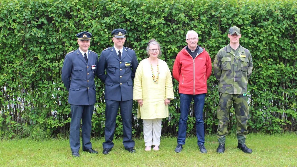 Utmärkelse chefen A 9 coin. Från vänster: major Tomas Dahlberg, Ingegerd Vallmark, Helge Stålnacke, menige 1. Klass Alexander Karlsson.