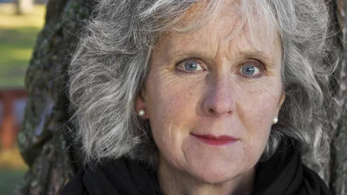 Omsorgsfullt diktande. Birgitta Lillpers nya diktsamling "Anteckningar om hö" innehåller 100 omsorgsfullt diktade sidor, menar Kurirens recensent Sven Nyberg.