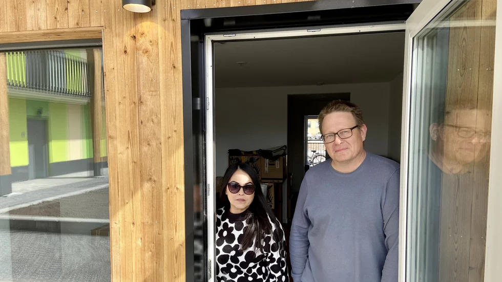 Theresa Niemelä och Janne Niemelä, hyresgäster hos Amasten/SBB har fått besked om en hyressänkning efter att projektet beviljats investeringsstöd. I deras fall handlar det om cirka 1500 kronor i månaden vilket blir 18 000 på ett år.