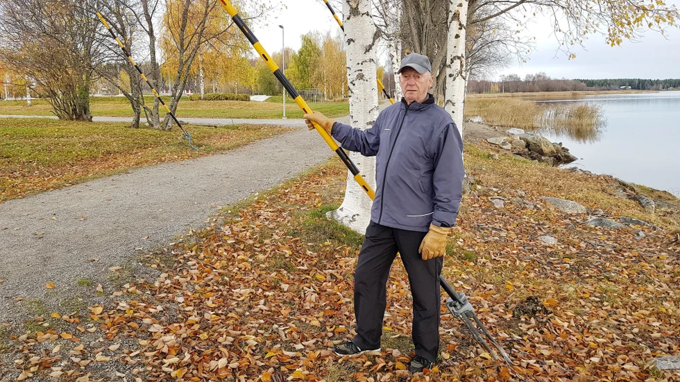 Kenneth Löf går ofta efter gångstråket och har sett att lyktstolparna är borta. "Jag funderade just om det är något nytt på gång här. Vad dumt att de tagit bort dem", säger han.