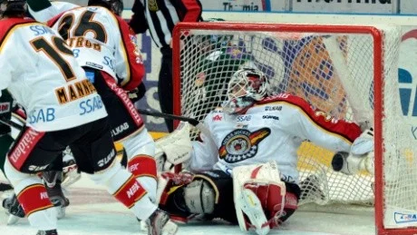 storspelade. Johan Gustafsson höll landslagsklass i den&tab;&tab;                       första kvartsfinalmatchen mot Färjestad. Luleåmålvakten släppte bara en puck förbi sig i segermatchen med 4–1.Foto: JANERIK HENRIKSSON / SCANPIX