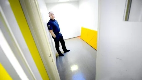 SPARTANSK. Håkan Ershammar visar hur det ser ut i en fyllecell. Som synes är det ganska spartanskt. Kala väggar och en gul madrass.