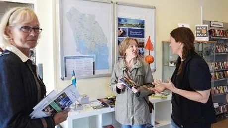FRÅGOR. Gretel Güthlein ställde frågor till Åsa Andersson-Ulvede. Till vänster besökaren, Eva Johansson som hittade intressanta broschyrer på turistbyrån i Töre.