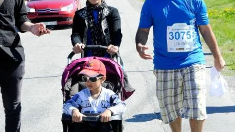 promenad. Nomera Imtiaz och Kashif Shahzad gick med sin son Mahad i barnvagn. Foto: Roland S Lundström