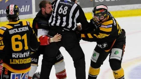 TÅLIG. Martin Lundberg fick ta emot en hel del smällar i final 3. Här är Chris Abbott på jakt efter honom.