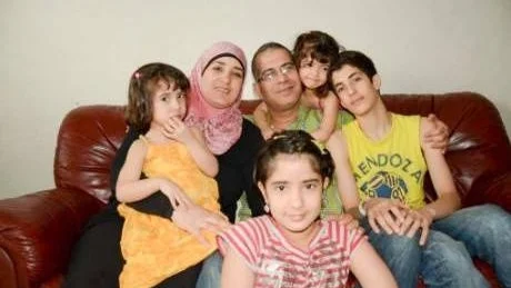 ÅTERFÖRENING. Familjen Almallak i Råneå som nu är komplett när pappa Mohammed fått komma hem från Migrationsverkets förvar efter en månad. Till vänster Batol, fyra år, mamma Samar och maken Mohammed, Rayan, två år, och Ahmed, 12 år. I förgrunden nioåriga Lajal.