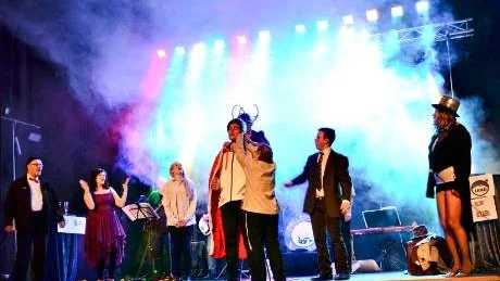 KEJSARKRÖNING. Karaktären Tommy Nyström finns med i revyföreställningen då och då. I finalen kröns han som emiratet Gällivares härskare.