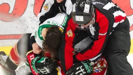 BOXAR BÄST. Bilden ljuger, Luleå Hockey är bäst i serien då det gäller box play. På bilden får dock Chris Abbott en omgång "box" i Coop Arena.