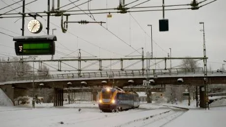 EXPERTER PÅ PLATS. Temperaturväxlingar gör att det byggs upp is runt bromsarna, det handlar om flera ton is som till slut bromsar tågen. Bromsexperter från Tyskland är på plats för att komma till rätta med problemet.