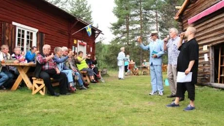 LAXHOLMEN. Ett 60-tal personer hade samlats vid Laxholmen i Edefors för att vara med i förberedelserna och sedan bevittna när Fredrik Axwik badade.