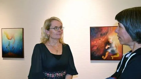 TRIVS. Angelika Lantto trivs med att ställa ut i Kalix där hon också är född. Här i samtal med Gudrun Söderholm från Kalix konstförening.