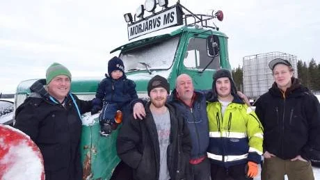 BERÖM. I fjol bärgades lastbilen från bottnen, men Morjärvs motorsällskap gav inte upp. "Grabbarna har gjort ett jättejobb, nu hoppas vi på stor publik på lördag", säger nestorn Ulf Sandström, mitten. Övriga: Magnus Sandström med sonen Bertil, Anders Persson, Johan Ejdelund, Martin Lindbäck.