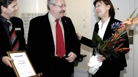 PRISAD FÖRETAGARE. Som representant för alla företag i Överkalix fick Jouni Tapio Pahika-Aho, VD vid hundfodertillverkaren Pondusfoder ta emot diplom och blommor av Anna-Stina Nordmark Nilsson, VD för företagarna, och Roland Sigbladh, UC, vid en ceremoni i Luleå.