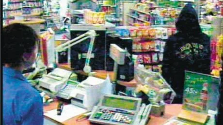 BILDEN AV ETT RÅN. Polisen väljer att gå ut med bilder på söndagskvällens rån på Shellmacken i Boden och hoppas få hjälp med att identifiera gärningsmannen.