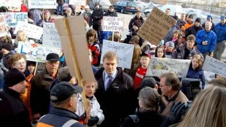 ARGA SESKARÖBOR. Demonstranterna på Seskarö uttryckte stor ilska mot Kent Torwald, VD Setra (i mitten) och hans följe.