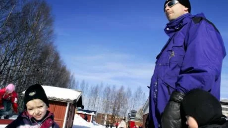 ORIMLIGT FÖRSLAG. Per-Håkan Taavo är förskollärare på en av Luleås största förskolor, Burströmska. En besparing på 100.000 kronor per avdelning skulle för deras del innebära en halvtidstjänst mindre. "Orimligt", säger han.