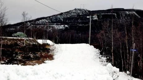SPÅRSNÖ. Konstsnön ligger vit i Matojärviterrängen i Kiruna. I dag kan den första slingan bli klar.
