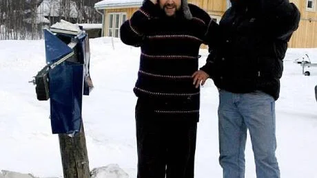 tillplattat. Elis Aidanpää och Tommy Stålnacke kliar sig i huvudet. Deras postlådor är platta som pannkakor. Vad har hänt? Foto: ÅSA POROMAA