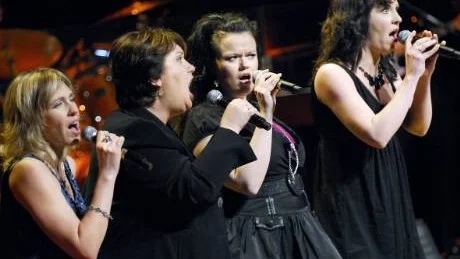 tar ton. Babben Larsson började faktiskt sin karriär som sångerska och nu tar hon ton tillsammans med Mitella Girls i showen Rivstart med Babben. Förutom sång blir det en hel del kiss- och bajsskämt, snusk och skämt om Ernst Kirschsteiger. Från vänster Anna Axelsson, Babben Larsson, Malin Jonsson och Åsa Mjörndal.Foto: Andreas Wälitalo