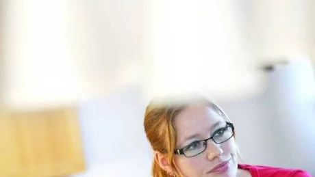GÅR INTE KOMBINERA. "Jag trodde att det skulle gå att kombiner arbete och politiskt uppdrag men det gör inte det för mig, därför slutar jag", säger Malin Konradsson som är ordförande i miljönämnden. Foto: Linda Wikström