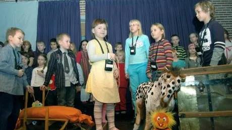 TRE SPRÅK. Här är det barnen i Bullerbyn som agerar och sjunger på tre språk i musikalen som Språkskolan Haparanda satt upp.