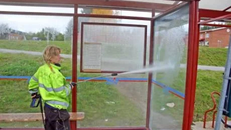 SANERING. Anna Sandström, A Bygg och Montage, ryckte ut för att sanera. Här vid busskuren nedanför Ica-affären i Sävast.