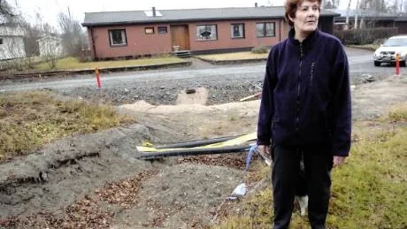 NONCHALANS. Siv Larsson har bott i huset på Mästerlotsvägen på Mjölkudden i Luleå sedan 1982 och hon häpnar över den nonchalans kommunen visar mot de boende på vägen. Gropen vid hennes tomtgräns har funnits i över ett år.