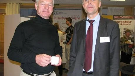 BEREDD TA MILJÖANSVAR. Lars Åke Lindahl,  miljöansvarig vid SweMin, gruvnäringens branchorganisation, här i samspråk med Bo Ringkvist, tidiigare områdeschef vid Aitikgruvan utanför Gällivare som numer ägnar sig åt internationella miljöfrågor vid Boliden, tycker att svensk gruvnäring är både miljömedveten och villig att ta sitt miljöansvar.