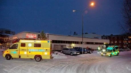 LARMET GICK. På torsdagsmorgonen gick larm modell större om en knivskärning bakom Systembolagets hus. Upplösningen blev dock oblodig.Foto: HÅKAN ZERPE