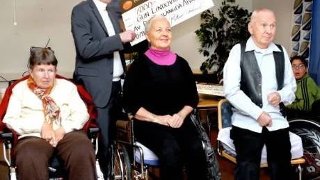 DELADE UT DRÖMMAR. Inga Britt Palo, Gun Lindqvist och Arnold Lindqvist fick samtliga ta emot Din dröm-stipendiet som varje år delas ut av assistansföretaget Din förlängda arm. Vinstcheckarna delades i går ut av företagets VD Peter Näslund.