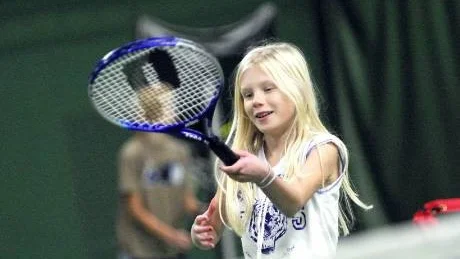 Framtid. Luleå Tennisklubb firade 100 år i helgen tillsammans med barn och ungdomar som ska leda föreningen in i 100 nya år. Olivia Hansson har spelat tennis i en månad och är en av dem. Foto: ANDREAS WÄLITALO