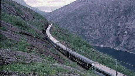 UTVECKLING MÖJLIG. Infrastrukturen mellan Sverige och Norge bör kunna utvecklas. I potten finns ökad tillväxt, anser en utredning. Här Malmbanan/Ofotbanen mellan Kiruna och Narvik.