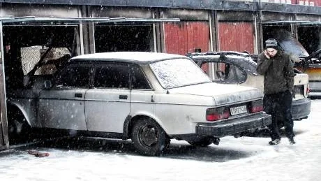 elfel. Garagelängan på Porsön eldhärjades under natten till i går. Branden tros ha startat på grund av ett elfel i något av motorvärmaruttagen.