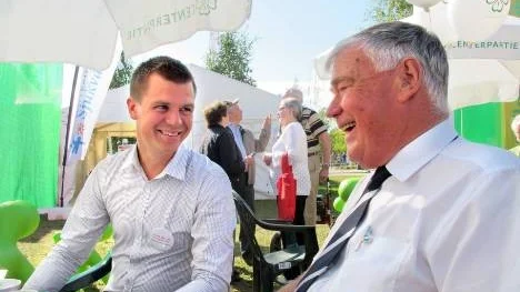 Ung och gammal centerpartist på Stora Nolia. I går mötte Frank Nilsson Karl-Erik Olsson för att prata pensionsfrågor.