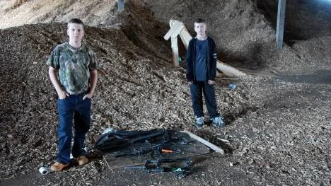 Leo Widman och Elias Westerlund har blivit avstulna sina cyklar. Här i ett magasin på gamla A-trä i Arjeplog fann de delar från deras cyklar som slaktats.