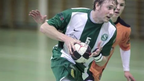 Simon Karlsson kan räkna med att bli punktmarkerad i dagens seriematch mot ettan Hornskrokens IF. "Vi är vana och har även lagt in det i träningspassen", säger Simon som tror att Strömnäs vinner för femte gången i följd.