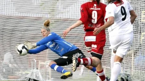 Piteås stjärnmålvakt Stephanie Labbé riskerar missa åtta av höstens elva matcher.