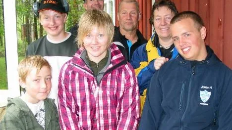 Sju klassegrare korades vid söndagens älglöpning i Jonstorp. Bakre raden från vänster: Albin Olshäll, HD 13-14, Peter Dahlbäck, H, Per-Erik Nilsson, H 60, Lena Tuuri, D. Främre raden från vänster: Kalle Tuuri, HD 10-12, Kajsa Olshäll, HD 15-16, samt Johan Håll, HD 17-20.