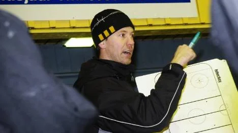 M/G Arvidsjaurs ungdomstränare Björn Andersson förklarar att det är barnen som drömmer om att bli proffs och att de vill träna mycket. "Ska man som vuxen hindra barn från att idrotta?", undrar han.