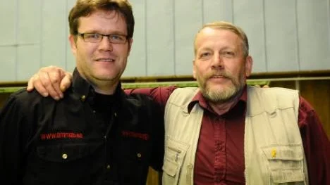 Paintballuthyraren Matts Elfving och fritidsledaren Göran Lind på jägarbataljonen hoppas att turneringen kan bli en förening i framtiden. "Det handlar om teambuilding", säger Göran Lind.