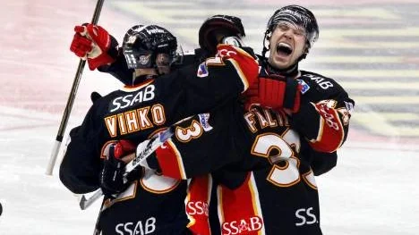 En matchhjälte jublar. Backen Janne Niinimaa skriker ut sin glädje, och grattas av Joonas Vihko (som passade till tre av målen) och Elias Fälth som gjorde 4-3-målet. Luleå vann med 5-4 och Niinimaa avgjorde 2.29 in i förlängningen.